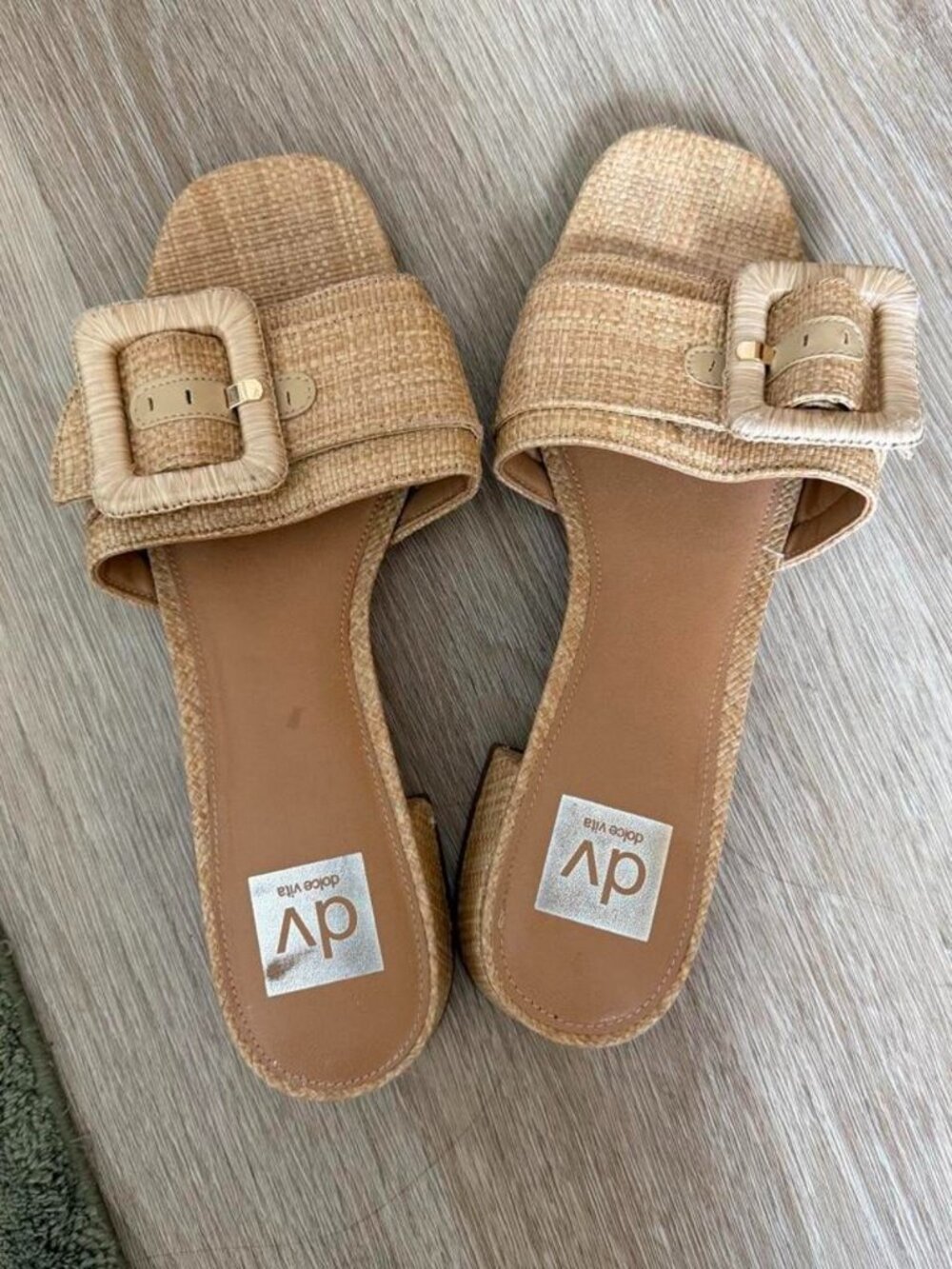 $20.00 Size US 8.5 β’ Excellent condition β’ Dolce Vita Dolce Vita tan buckle sli